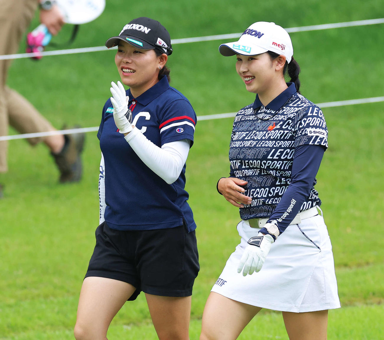 18番、ティーショットを放ち、笑顔で会話しながら移動する勝（左）と小祝（撮影・河田真司）
