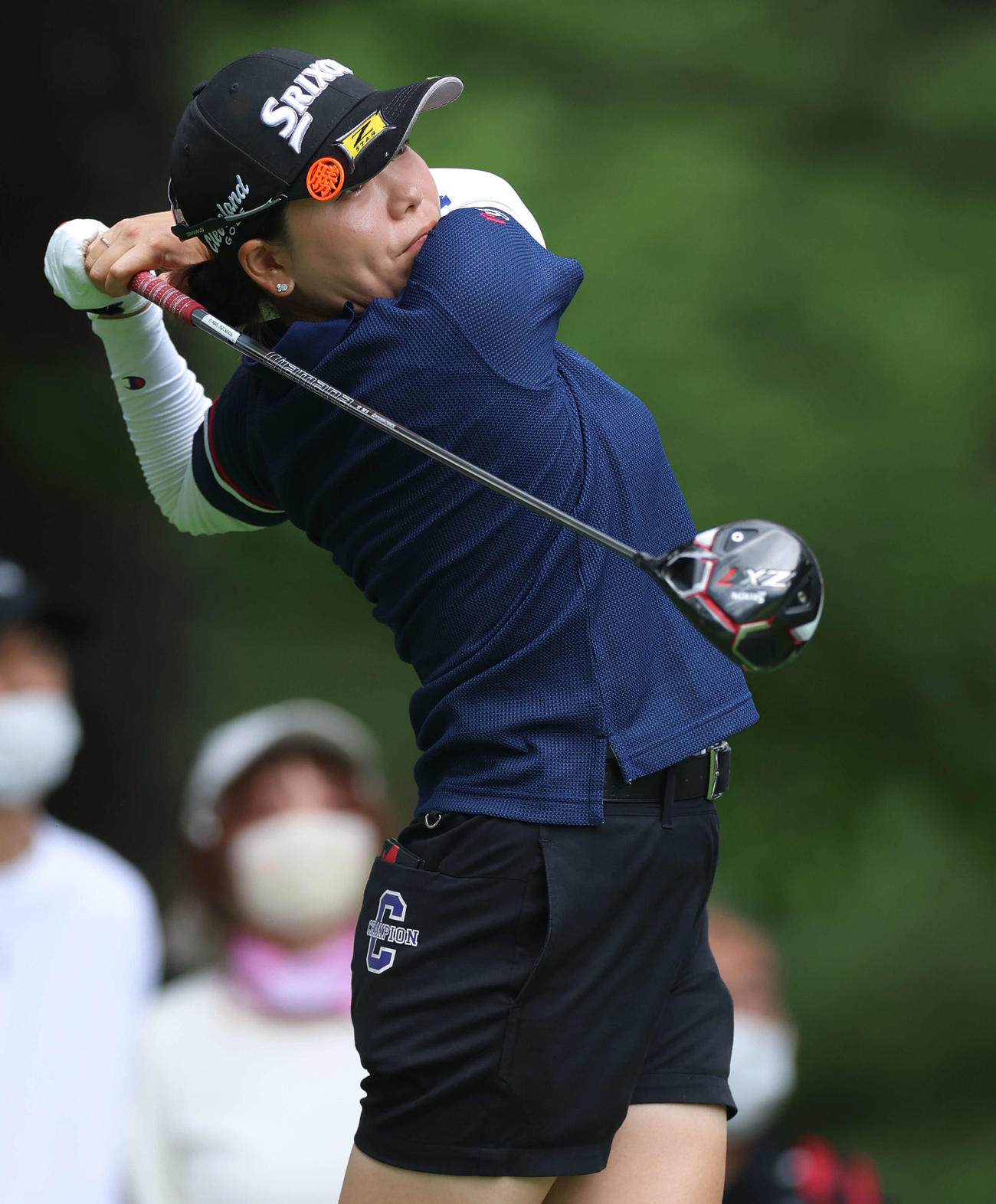 2番、ティーショットを放つ勝（撮影・河田真司）