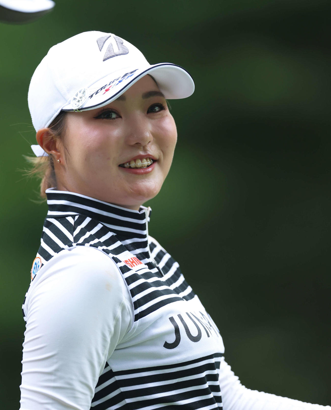 2番、ティーショットを放ち笑顔で移動する高橋（撮影・河田真司）