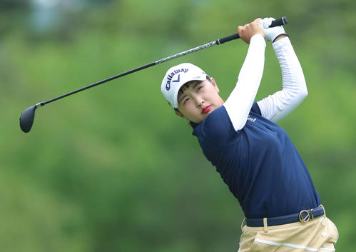 3番、ティーショットを放つリ・ハナ（撮影・河田真司）