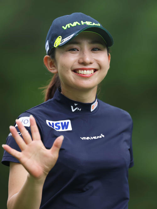 3番、笑顔で手を振る江沢（撮影・河田真司）