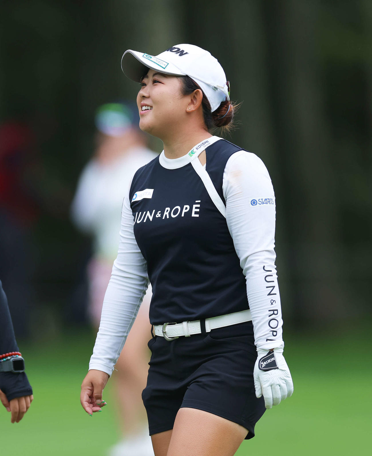 1番、第2打を放ち笑顔で移動する浅井（撮影・河田真司）
