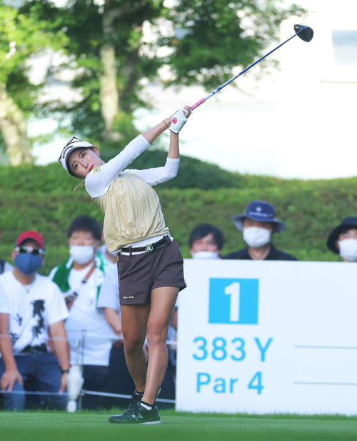 1番、ティーショットを放つ臼井（撮影・河田真司）