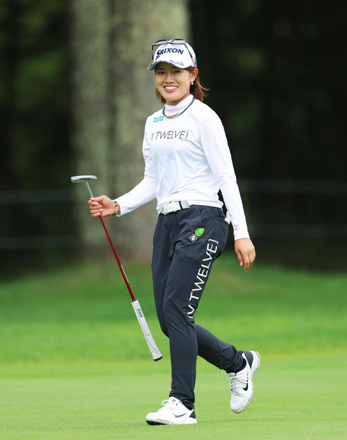 1番、第2打を放ち笑顔で移動する小倉彩愛（撮影・河田真司）