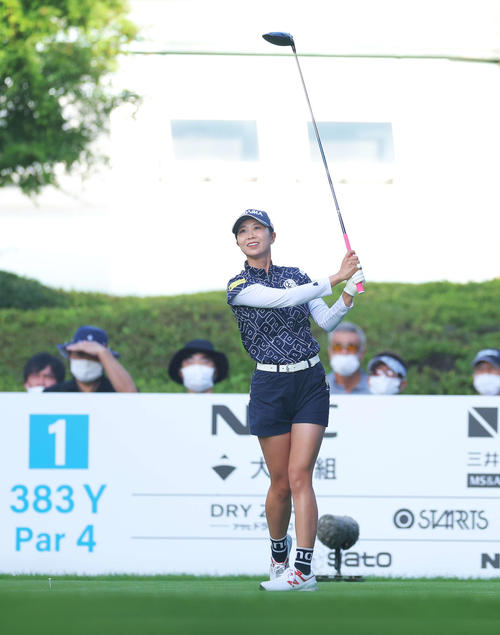 1番、ティーショットを放つ金沢志奈（撮影・河田真司）