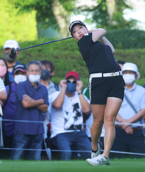 1番、ティーショットを放つ後藤（撮影・河田真司）