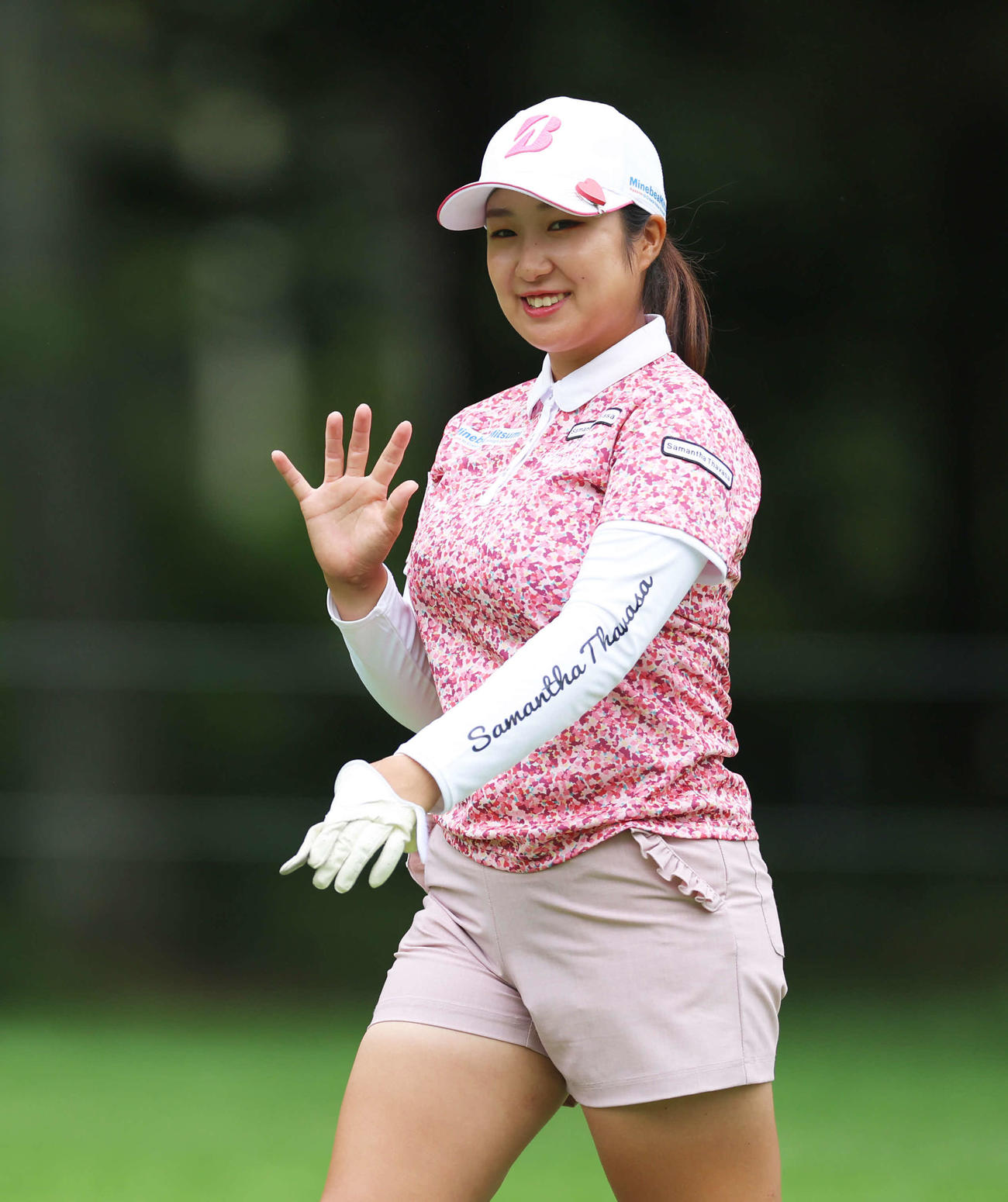 1番、第2打を放ち笑顔で手を振る阿部（撮影・河田真司）
