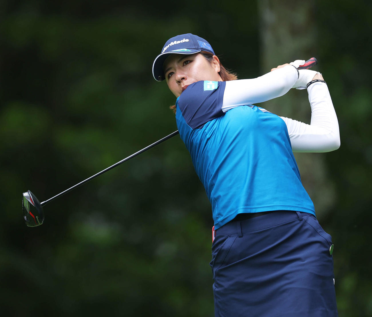 2番、ティーショットを放つ岡山（撮影・河田真司）