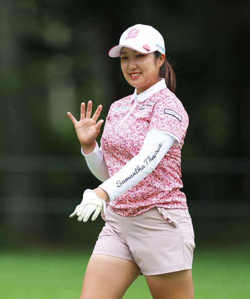 1番、第2打を放ち笑顔で手を振る阿部（撮影・河田真司）