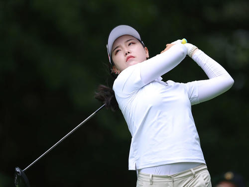2番、ティーショットを放つセキ・ユウティン（撮影・河田真司）