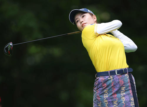 2番、ティーショットを放つ山路（撮影・河田真司）
