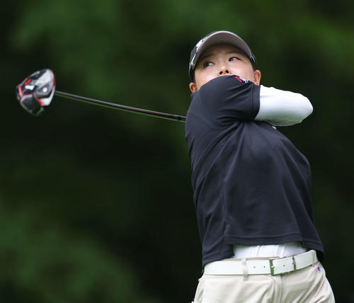 2番、ティーショットを放つ勝（撮影・河田真司）
