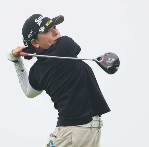 9番、ティーショットを放つ勝（撮影・河田真司）