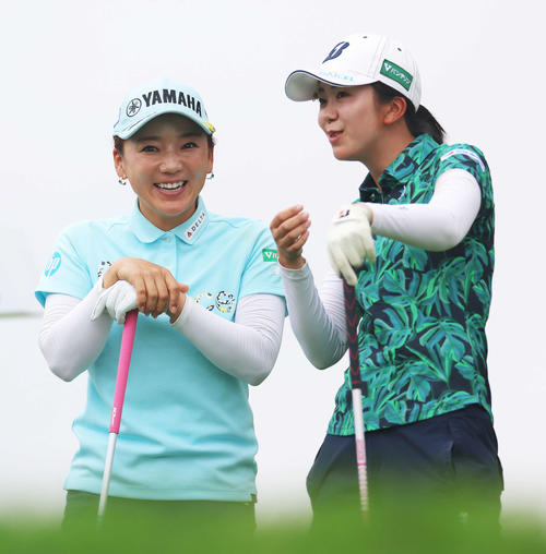 9番、笑顔で会話する有村（左）と堀（撮影・河田真司）