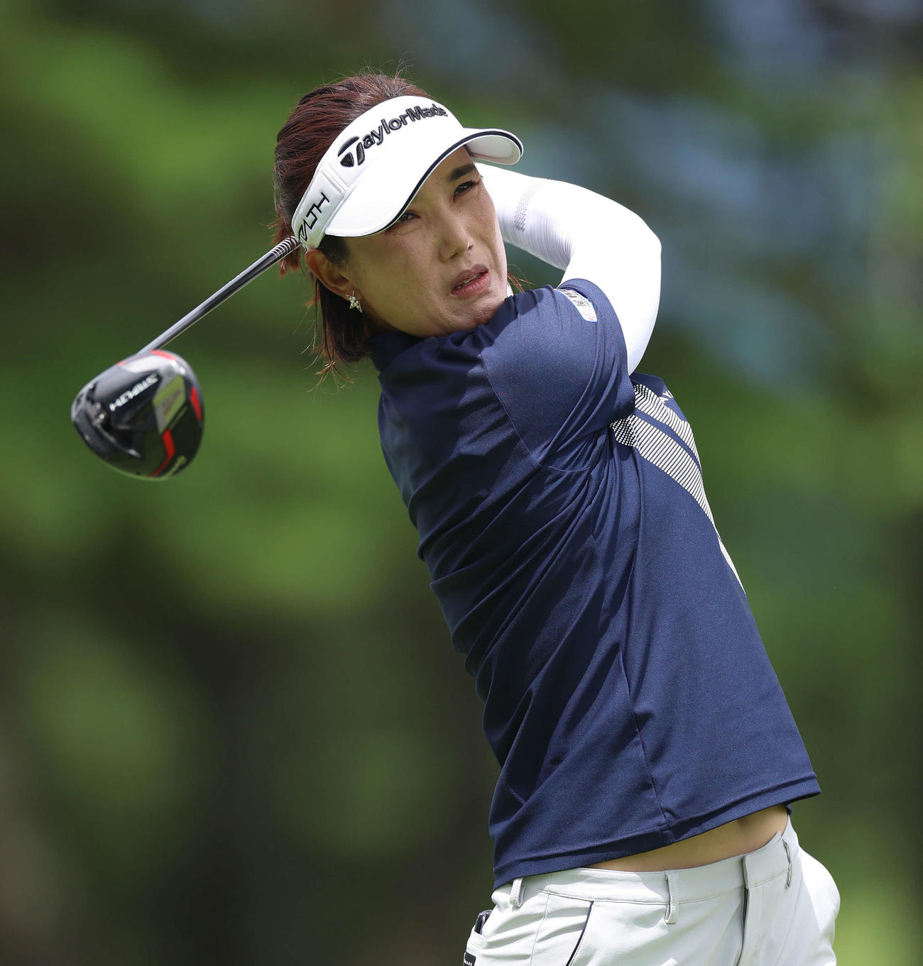 6番、ティーショットを放つ全美貞（撮影・河田真司）