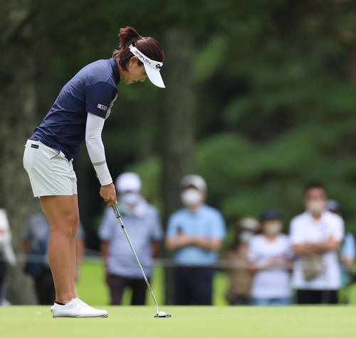 5番、バーディーパットを放つ全美貞（撮影・河田真司）