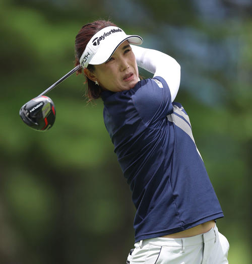 6番、ティーショットを放つ全美貞（撮影・河田真司）