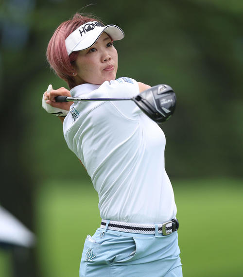 6番、ティーショットを放つを放つ葭葉（撮影・河田真司）