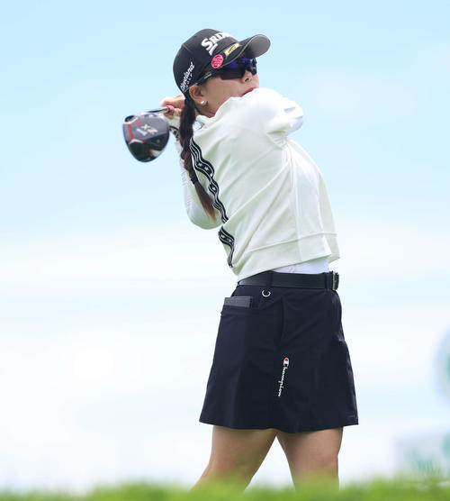 9番、ティーショットを放つ勝（撮影・河田真司）