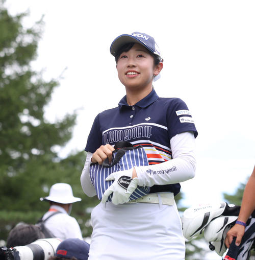 4番、ティーショットを放ち笑顔で移動する菅沼（撮影・河田真司）