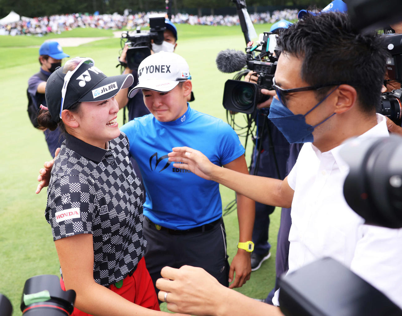 13アンダーで優勝を決めた岩井千（左）は、姉の岩井明と涙を見せながら抱き合い喜ぶ（撮影・河田真司）