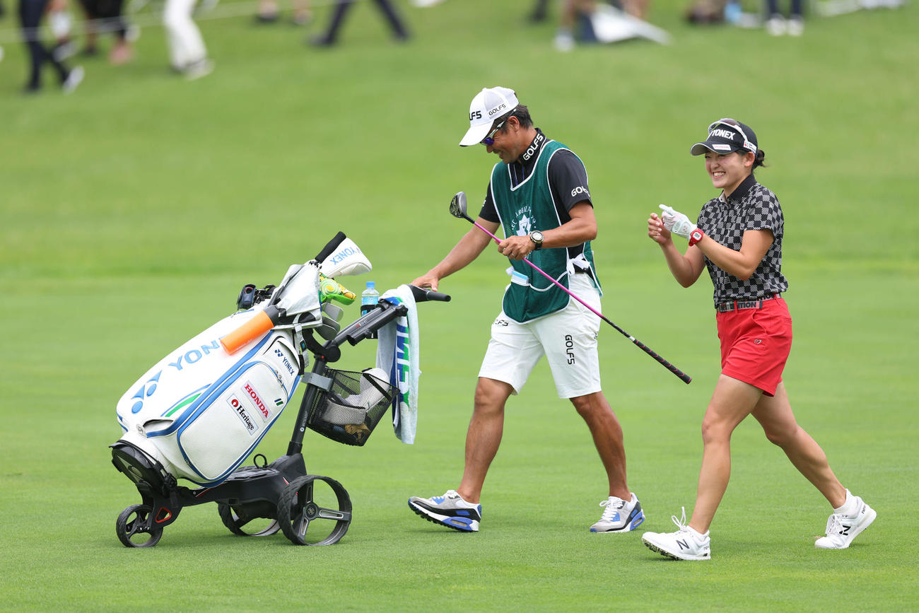 9番、第2打を放ち笑顔で移動する岩井千（右）（撮影・河田真司）
