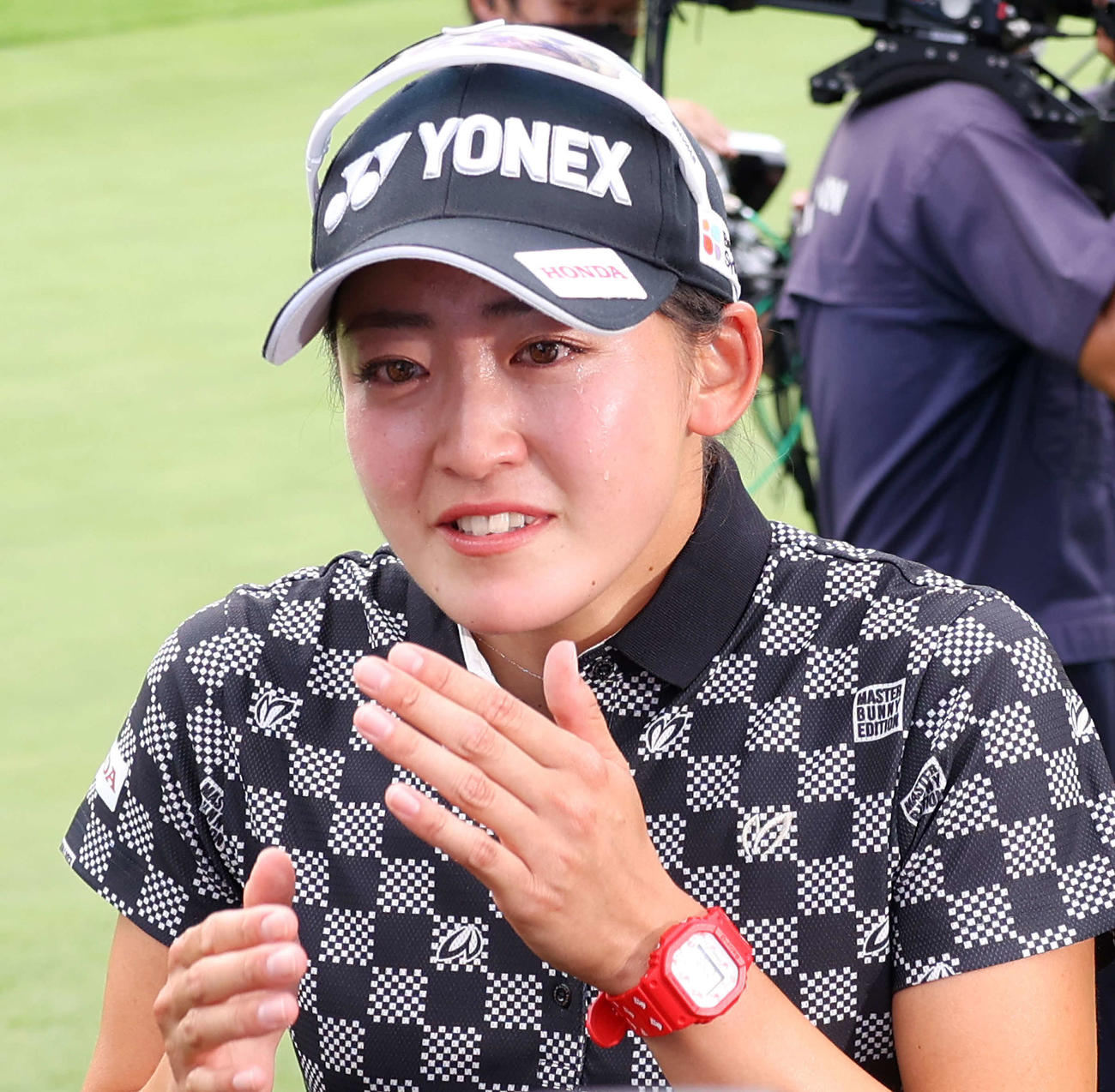 ツアー優勝を飾り、涙を流しながらホールアウトする岩井千（撮影・河田真司）