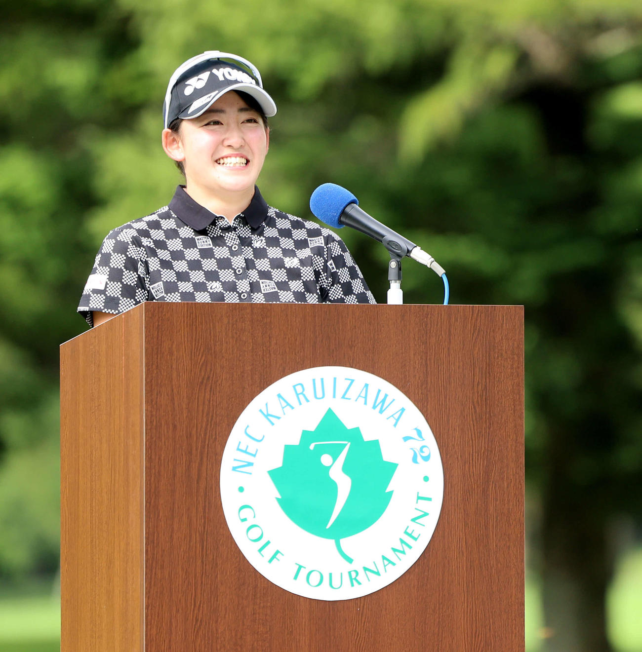 優勝スピーチで笑顔を見せる岩井千（撮影・河田真司）