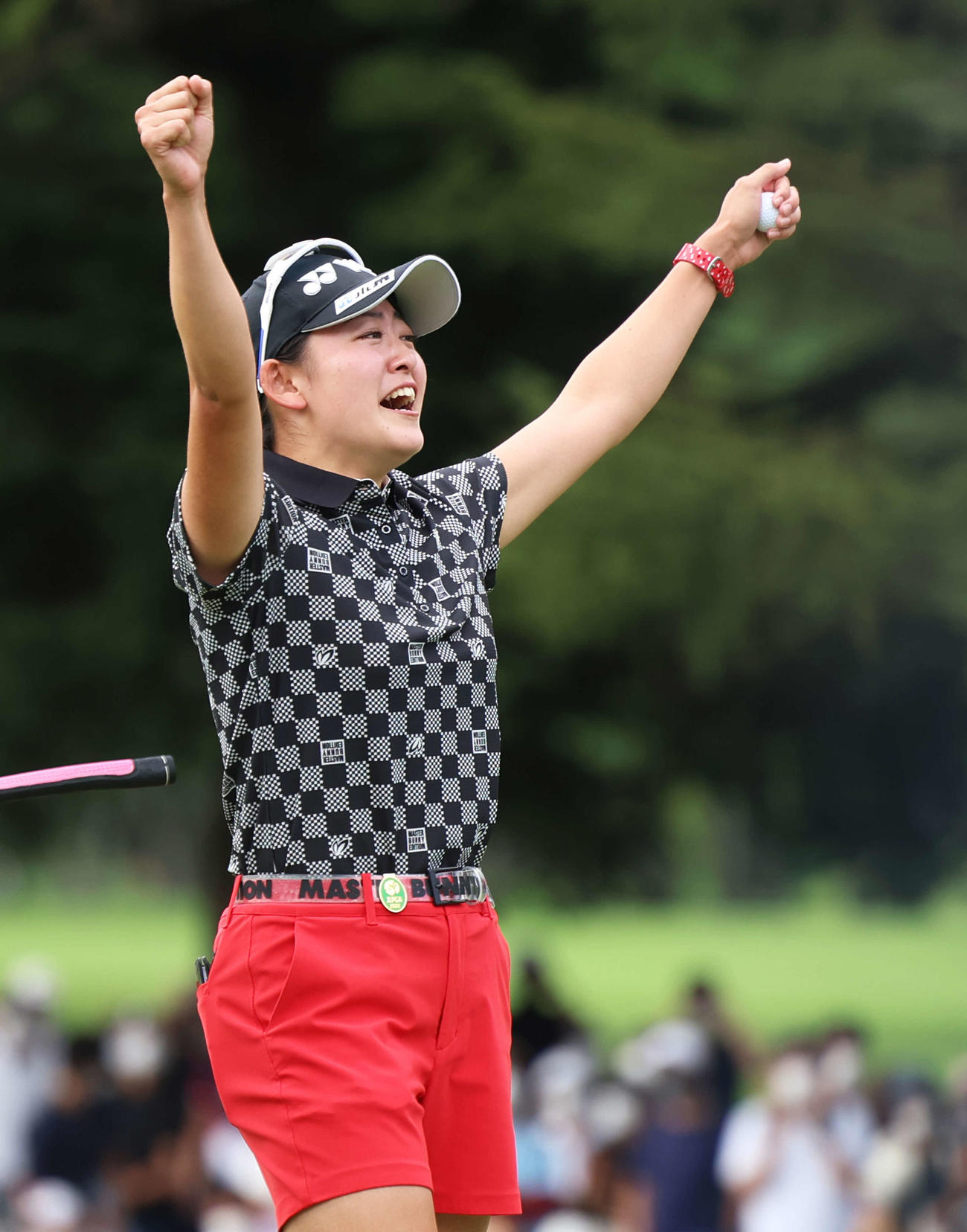 ツアー初優勝を飾り、ギャラリーの拍手にガッツポーズで応える岩井千（撮影・河田真司）