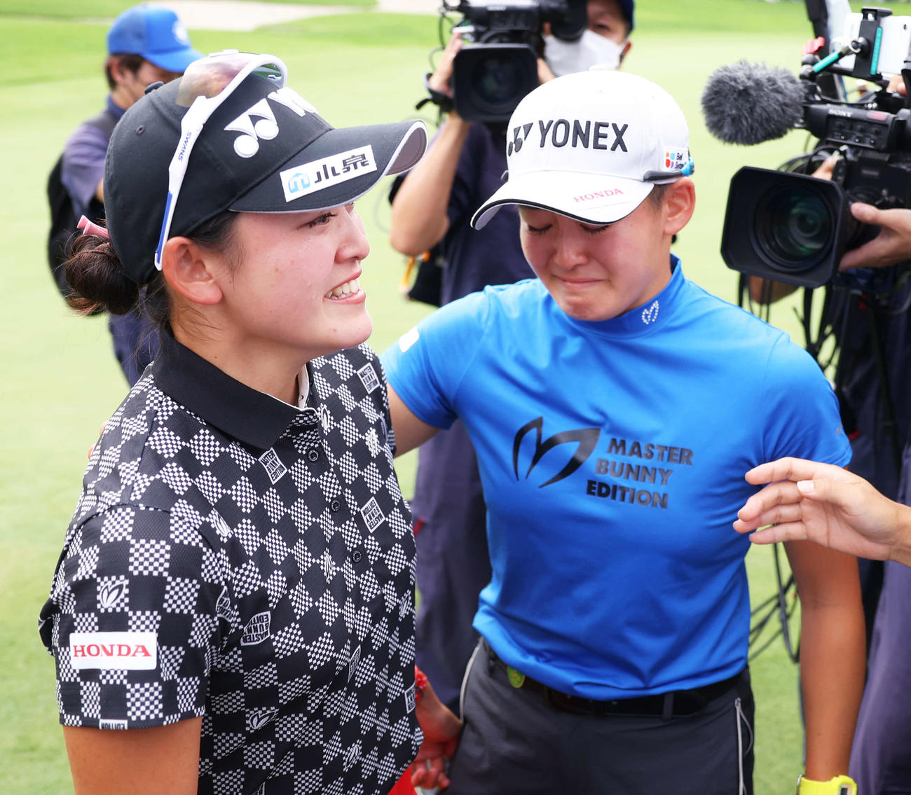 ツアー初優勝を決めた岩井千（左）は、姉の岩井明と涙を見せながら歓喜する（撮影・河田真司）