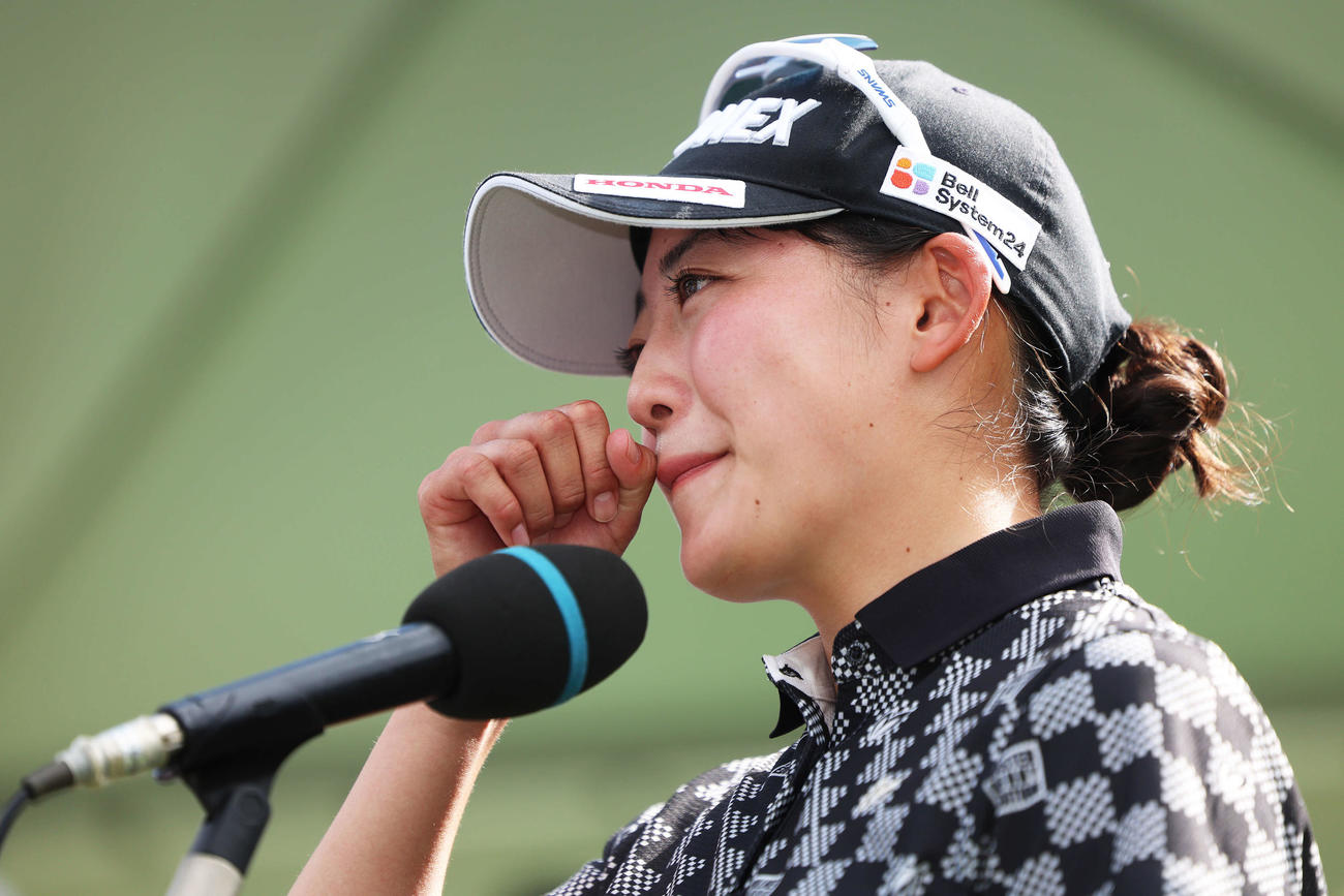 ツアー優勝を飾り、目に涙を浮かべながらインタビューに答える岩井千（撮影・河田真司）