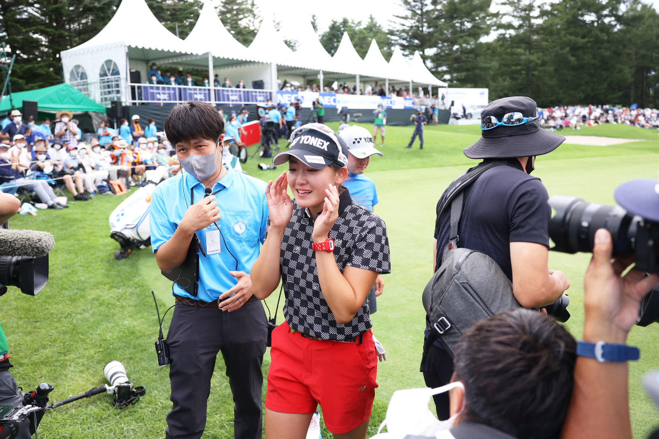 ツアー優勝を飾り、笑顔でホールアウトする岩井千（撮影・河田真司）