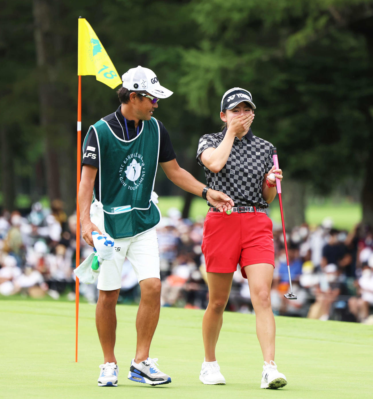 ツアー初優勝を飾り、口を手で覆う岩井千（右）（撮影・河田真司）