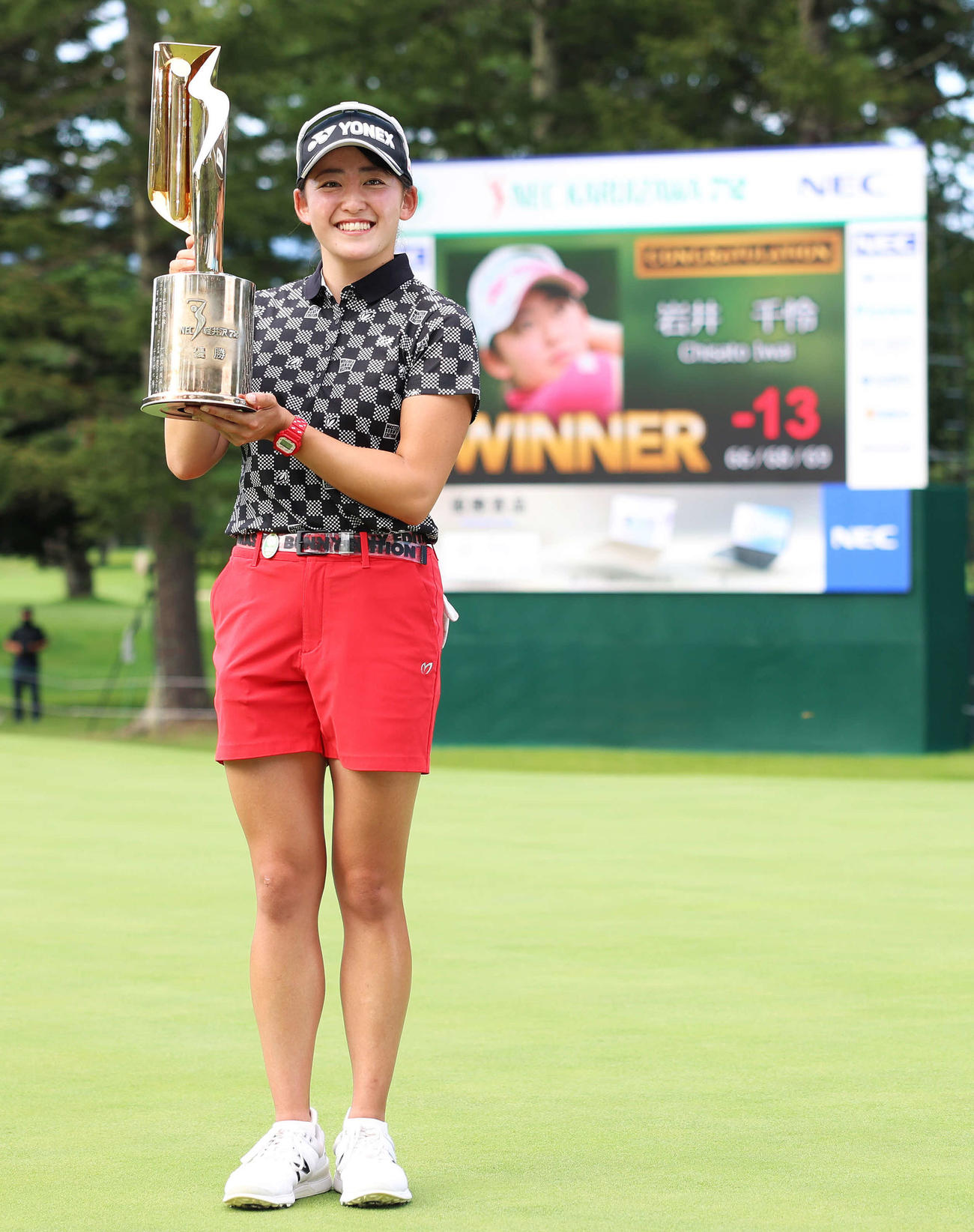 優勝トロフィーを手に写真に収まる岩井千（撮影・河田真司）