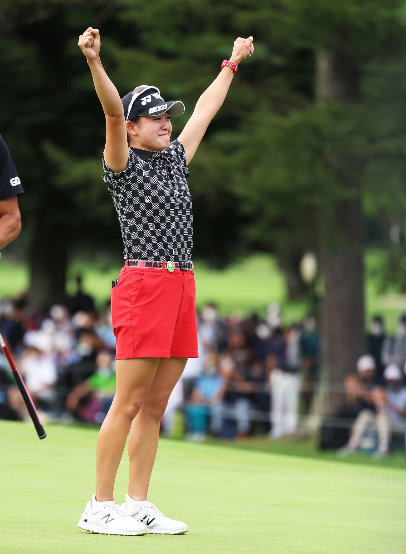 ツアー初優勝を飾り、ギャラリーの拍手にガッツポーズで応える岩井千（撮影・河田真司）