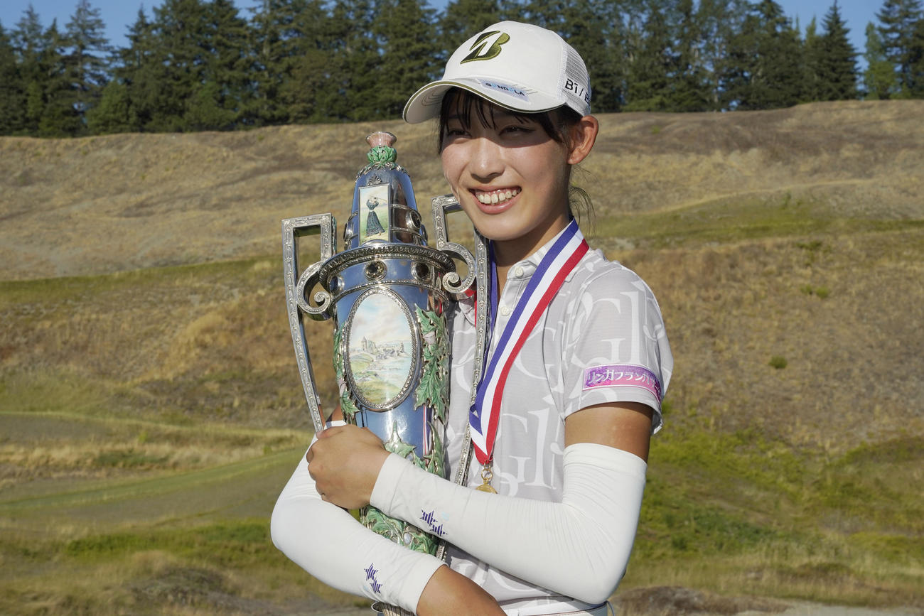 優勝トロフィーと記念撮影する馬場咲希（AP）