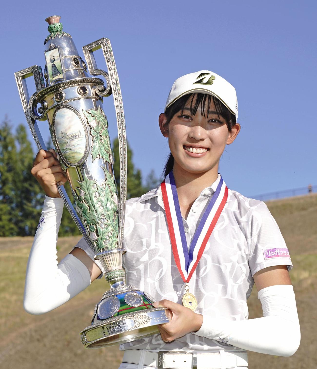 全米女子アマで日本勢として37年ぶり2人目の優勝を果たし、トロフィーを手に笑顔の馬場咲希（共同）