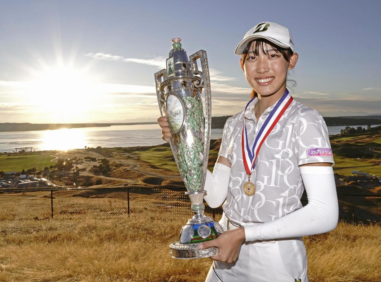 全米女子アマで日本勢として37年ぶり2人目の優勝を果たし、トロフィーを手に笑顔の馬場咲希（共同）