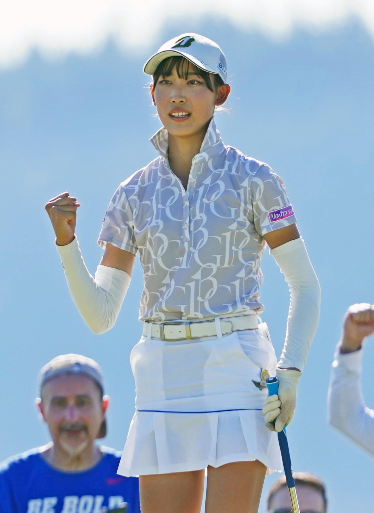 決勝の22ホール目でチップインバーディーを決め、ガッツポーズする馬場咲希。日本勢2人目の優勝を果たした（共同）
