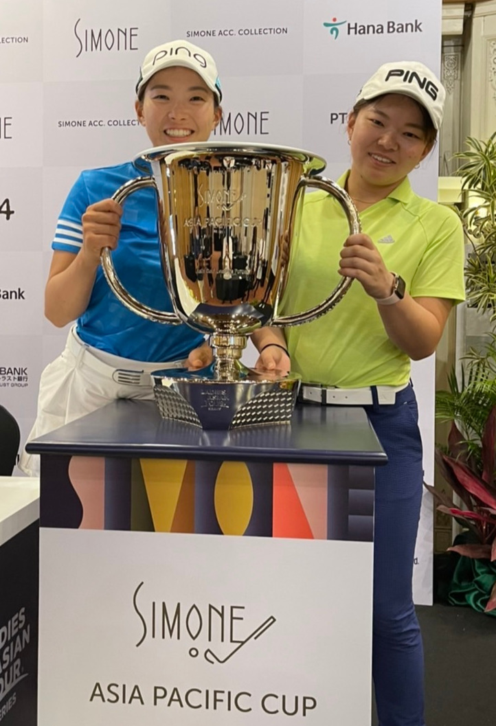 プロアマ戦の後、カップと記念撮影する渋野日向子（左）と妹の暉璃子（大会提供）