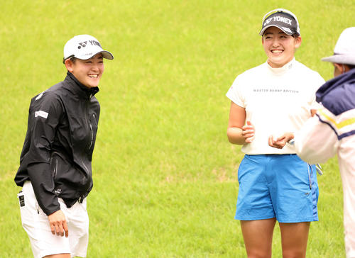 ラウンドの合間に、談笑する岩井明（左）と岩井千姉妹（撮影・浅見桂子）