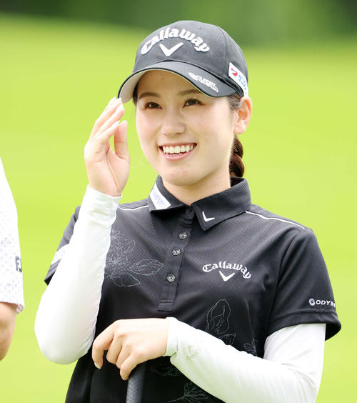 1番ティーで笑顔で記念撮影する西村（撮影・浅見桂子）