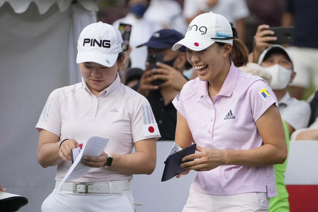 ティーショット前に妹の暉璃子と話す渋野日向子 (右) （AP）
