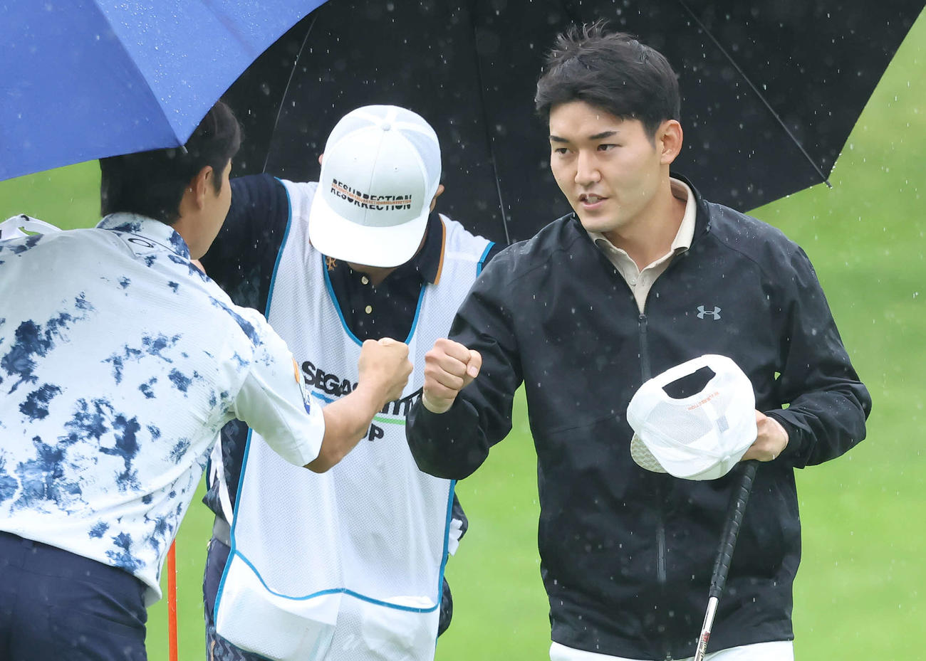 9番、プロデビュー戦初日を1アンダーでホールアウトし、平田と拳を合わせる丸山（撮影・丹羽敏通）