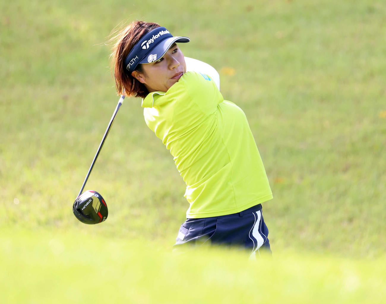 2番、ティーショットを放つ岡山（撮影・浅見桂子）