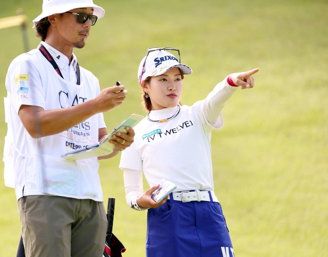 2番、ティーで指差す小倉（撮影・浅見桂子）