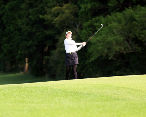 1番、第2打を放つ辻（撮影・浅見桂子）