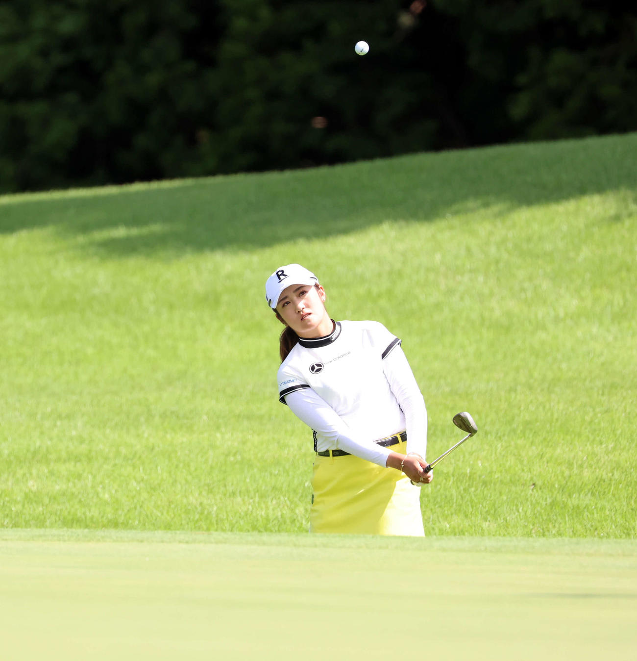 1番、アプローチショットを放つ稲見（撮影・浅見桂子）