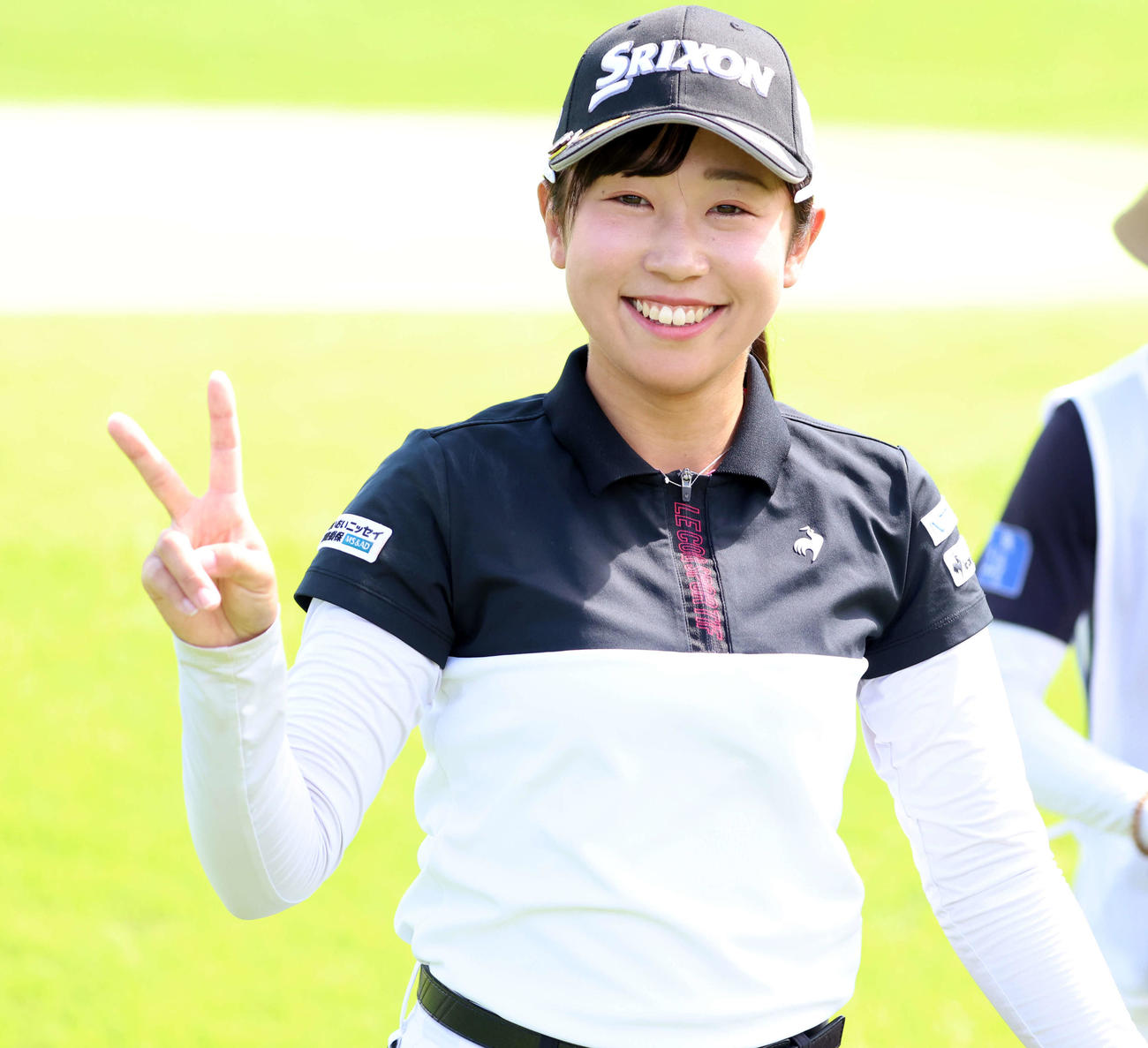 1番、バーディーを決めVサインする菅沼奈々（撮影・浅見桂子）
