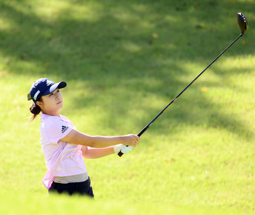 2番、ティーショットを放つ森田（撮影・浅見桂子）